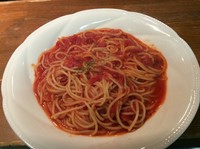 イタリア料理で良く仕込まれるトマトソースは作りません。ホテルならではのコクの有る時間を要した美味しいソースにしてるので唐辛子の辛さと良く合います。