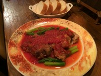 骨付きのまま柔らかく煮込まれたスペアリブはとても美味しい味わいです。ソースをパンに付けてお食べくださいませ。