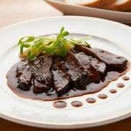 昔ながらの手法で手間暇かけて長時間煮込んだ、中までジューシーな一品。煮込むときのソース・ワイン・ブイヨンは開業以来20年継ぎ足している伝統の味です。ソースをパンに付けて全ておいしく食べられます。