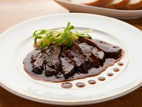 時間をかけてじっくり煮込んだ『柔らか牛タンシチュー パン付き』