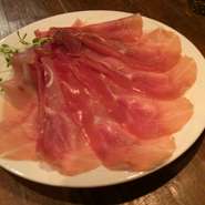 色んな種類の有る生ハムですが、高くて美味しいのは普通です。
手頃な価格ではあるものの、味に香り、塩分が程よく
美味しいものを提供しております。