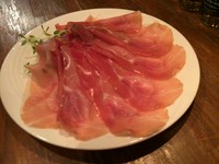 色んな種類の有る生ハムですが、高くて美味しいのは普通です。
手頃な価格ではあるものの、味に香り、塩分が程よく
美味しいものを提供しております。