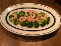 ソースで!食べる料理。
ハーブソースドレッシングに合う物として
えびとブロッコリがとても合います。
前菜のおつまみとしてお酒が進みます。