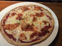 トッピングには向かないと言われるキムチ。
唐辛子で和えてるキムチは間違いなく
味になると作りあげられたピッツアは
お客様ビックリの味に仕上がっております。
通常キムチの味が必ず勝ちます。
それが料理人です