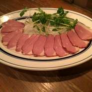 くせのない柔らかな味わいとくんせいの香りの強過ぎない食べやすい
美味しい、お酒によく合う一品です。