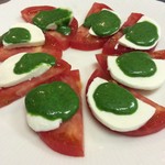 フレンチならではの香り豊かなバジルのソースでいただきます。