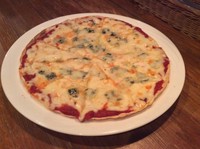 数あるゴルゴンゾーラチーズの中から厳選して味にプラスの作用が出来る
チーズを選び、モッツァレラチーズと相性良く美味しく焼き上げております。
白ワインにぴったりな味わいです。