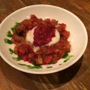 フランスの煮込み野菜で冷たくトマト風味仕立てに仕上げた一品。
通常とは違う作り方をしております。
食べやすい！美味しいと言う方向に変えます。
水分を加えないラタトゥユですがトマトソースで仕上げてます。