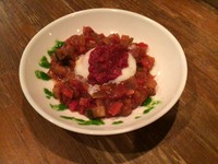 フランスの煮込み野菜で冷たくトマト風味仕立てに仕上げた一品。
通常とは違う作り方をしております。
食べやすい!美味しいと言う方向に変えます。
水分を加えないラタトゥユですがトマトソースで仕上げてます。