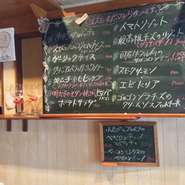 店内にその時に出来るものを書いております。
もちろん組み合わせで書いてないものでも食材があれば出来ます。
