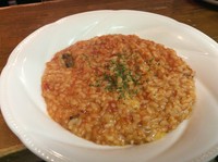 継ぎ足し、継ぎ足しした濃厚なブイヨンとトマトソースで煮込んだスペアリブのダシで美味しく煮込まれた1品です。