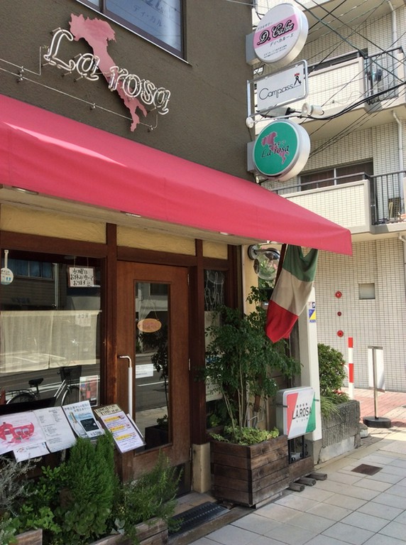 イタリア国旗と赤いシェードが目印の外観