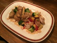 柔らかなチキンと彩り野菜をニンニクでソテーしシンプルに美味しいと言う味付けにしております。
