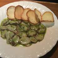 オリーブ油とピリッとタカの爪！ペペロン風に
バジルの風味を効かせたマリネです。