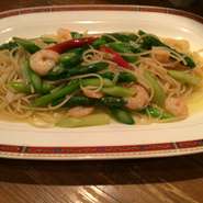 グリーンアスパラと小エビのペペロンチーノスパゲティ