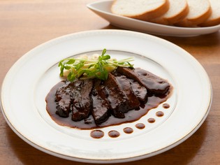 昔ながらの手法を大切にした『柔らか牛タンシチュー　パン付き』