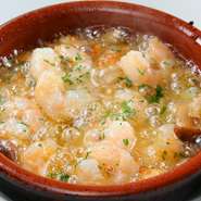 新鮮なエビでつくったアヒージョは、ぷりぷり食感がクセになりそうな逸品です。魚介類はオーナーシェフが目利きを働かせ厳選仕入れ。季節ごとに様々な魚介類のアヒージョが楽しめます。