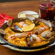 こだわり食材を使ったスペイン料理と厳選ワインのマリアージュが楽しめる【Adesso】。ソムリエの資格を持ったオーナーシェフが厳選した、料理とよく合うワインが女子会に花を添えてくれます。