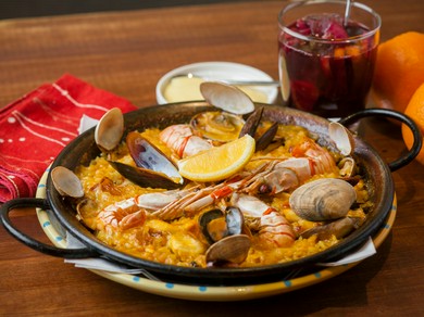 食材にこだわったスペイン料理と厳選ワインが豊富にラインナップ