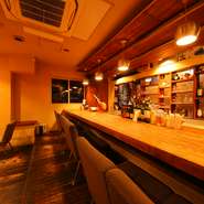 テーブル席と同じ椅子が置かれているカウンター席は、座り心地もよく寛げます。しっとりとした大人の時間が流れる空間は、記念日のデートにもおすすめ。アニバーサリーコースでお祝いはいかがでしょうか。