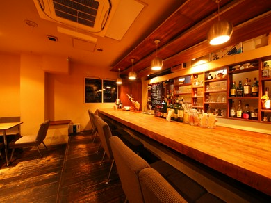 木の温もりが心地よい、奥行きのある一枚板のカウンター