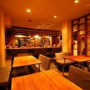 やわらかく、温かい雰囲気の内装で統一された店内は、ホッとするような、落ち着いた気持ちにさせてくれる不思議な空間。日常の喧噪を忘れて、ゆったりとした時間を過ごすことができます。