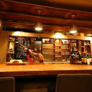 たくさんのワインが目を引くカウンターは、大人の時間を過ごすのに最適
ゆったりとした時間を過ごしたいなら、是非平日の早い時間にお越しください