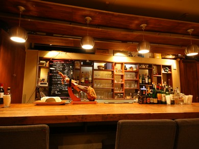 大きな一枚板のカウンターで大人の時間を