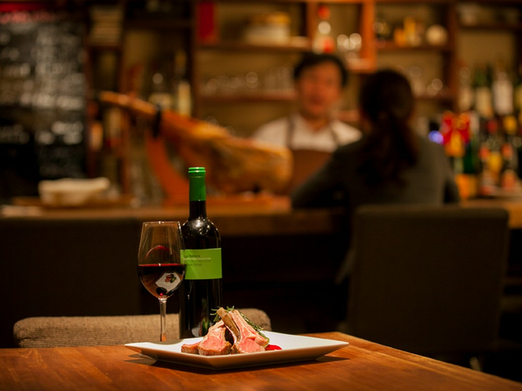 カウンターで、マスターとの会話を楽しむ