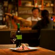 店内には大きなカウンター席もあるので一人でのお食事にもおすすめです。遅い時間の利用ではBAR TIMEとしてゆっくりしたお時間をお楽しみ頂けます。