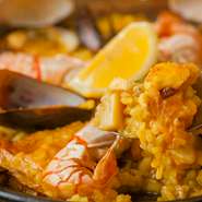 落ち着いた時間の流れる当店では接待でのご利用も可能です。ソムリエの資格を持つシェフが選んだワインも多く取り揃えております。ぜひお料理と共にお楽しみください。