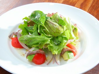 フルーツトマト・アンチョビ・アボガドのサラダ