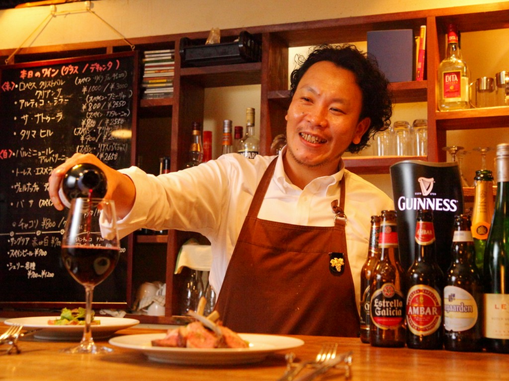 ソムリエの資格も持つオーナーシェフがおもてなし