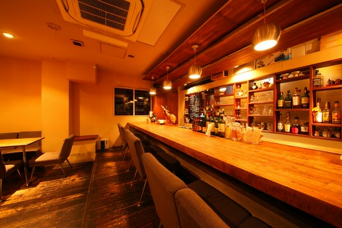 ワインを堪能できる、ゆったりとしたカウンター席