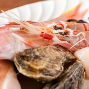 足長エビが印象的な『海の幸パエリア』には旬の食材をふんだんに使用しております。