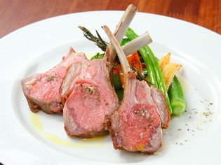 肉質にこだわった仔羊肉を使用『骨付き仔羊ロース肉のロースト』