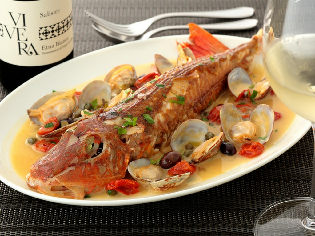 女子会で取り分けるのも楽しい『本日の鮮魚のアクアパッツァ』