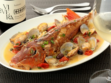 女子会で取り分けるのも楽しい『本日の鮮魚のアクアパッツァ』