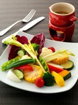 イタリアのクラシックなレシピの上質バーニャカウダソースでいただく『有機野菜の菜園風、バーニャカウダ』