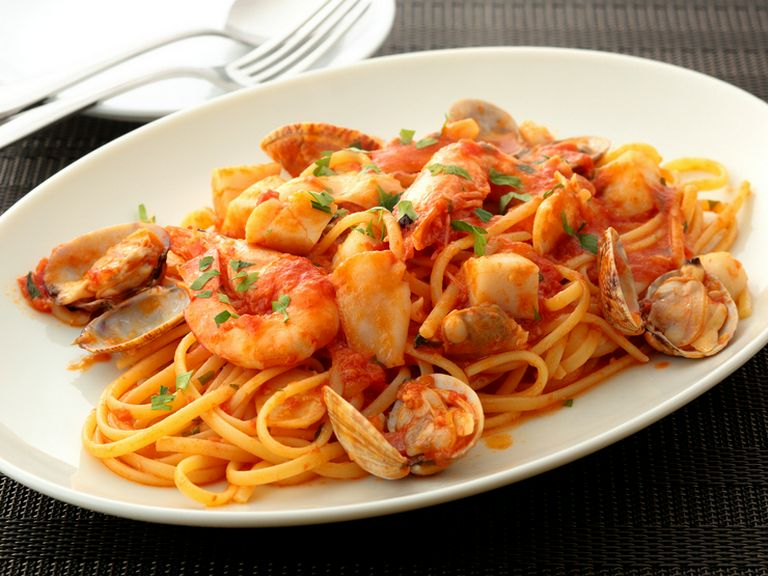 様々な魚介のトマトソース、リングイネ