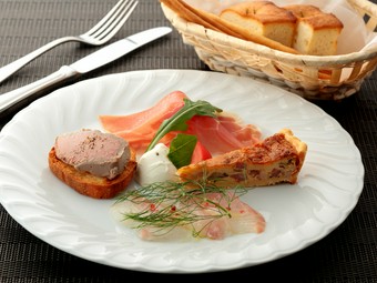 お一人様におすすめの日替わりメニュー『シェフのお任せ　本日の前菜の盛合わせ』