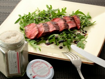 『和牛もも肉芯芯のタリアータ』には、バルサミコとキャラメルを合わせた、甘めの自家製ソースをかけて