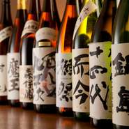 【彩蔵】のドリンク類の中心は日本酒と焼酎。なかでも日本酒は「獺祭」や「醸し人九平次」、「而今」といったプレミアム銘柄から、「越乃寒梅」や「八海山」といったトラディショナルなものまで取り揃えています。