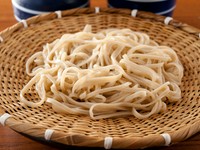 蕎麦の香りと、のど越しをお楽しみください。彩蔵の辛口の汁にどこまで蕎麦を浸して食べるかはお好みで。