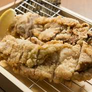 シンプルイズベストの彩蔵名物。バリバリっと香ばしい鶏の唐揚げです。