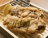 シンプルイズベストの彩蔵名物。バリバリっと香ばしい鶏の唐揚げです。