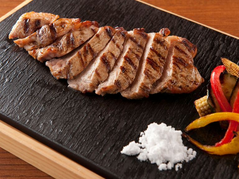 脂に甘みを湛えた『宮崎県産 あじ豚と野菜のグリル 宮古島の天然塩で』