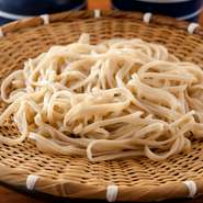 国産蕎麦粉八割、つなぎ二割を基本とする【彩蔵】のせいろ。本枯れ節、亀節、2種のかつお節からとった出汁に、秘伝の本返しを加え、江戸前流の辛口の汁でどうぞ。