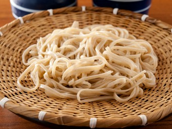 お酒の〆にぴったり。国産蕎麦粉で職人が手打ちする『二八せいろ蕎麦』