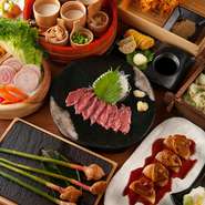 熊本名物の「辛子蓮根」や「霜降り馬刺し」といった郷土料理のほか、『ひとくちコロッケ トリュフタルタル』や『フォアグラ大根』といった【彩蔵】ならではのユニークな創作料理を堪能できます。